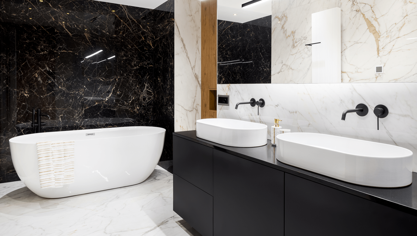 Baño elegante en negro y blanco con suelo de mármol y bañera