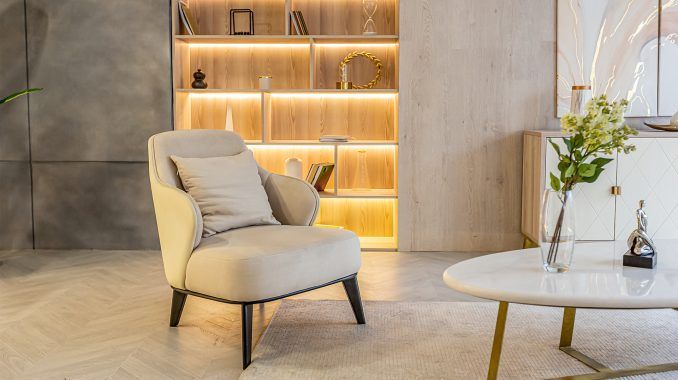 Sala de estar con un armario iluminado por LEDs