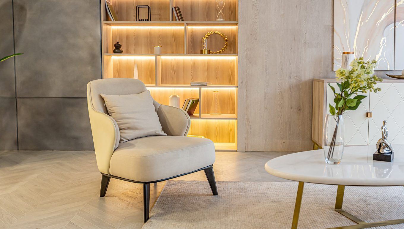 Sala de estar con un armario iluminado por LEDs